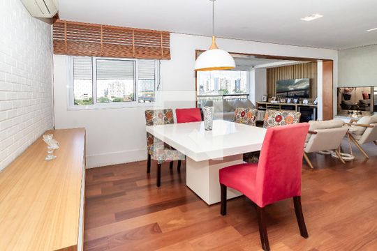 Comprar apartamento na Lapa com 3 quartos, varanda e academia, piscina e churrasqueira no condomínio. — Sala