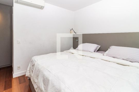 Comprar apartamento na Lapa com 3 quartos, varanda e academia, piscina e churrasqueira no condomínio. — Suíte
