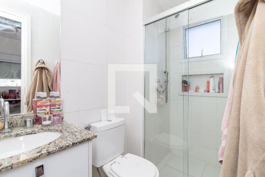 Comprar apartamento na Lapa com 3 quartos, varanda e academia, piscina e churrasqueira no condomínio. — Banheiro da Suíte 3