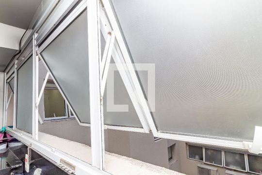 Comprar apartamento na Lapa com 3 quartos, varanda e academia, piscina e churrasqueira no condomínio. — Lavanderia