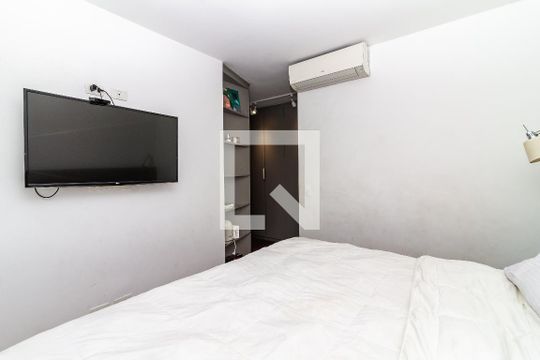 Comprar apartamento na Lapa com 3 quartos, varanda e academia, piscina e churrasqueira no condomínio. — Suíte
