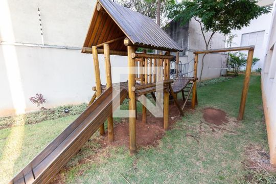 Comprar apartamento na Lapa com 3 quartos, varanda e academia, piscina e churrasqueira no condomínio. — Playground