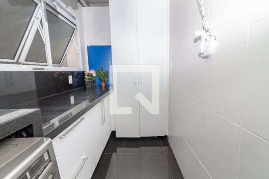 Comprar apartamento na Lapa com 3 quartos, varanda e academia, piscina e churrasqueira no condomínio. — Lavanderia