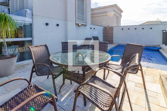 Comprar apartamento na Lapa com 3 quartos, varanda e academia, piscina e churrasqueira no condomínio. — Piscina