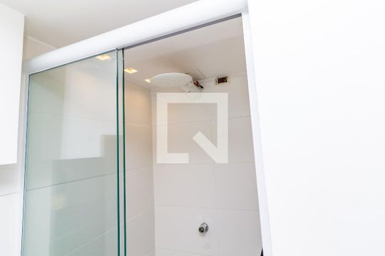 Comprar apartamento na Lapa com 3 quartos, varanda e academia, piscina e churrasqueira no condomínio. — Banheiro