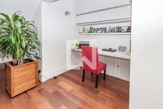 Comprar apartamento na Lapa com 3 quartos, varanda e academia, piscina e churrasqueira no condomínio. — Sala