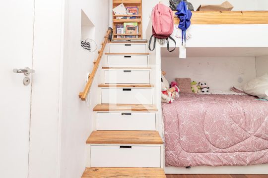 Comprar apartamento na Lapa com 3 quartos, varanda e academia, piscina e churrasqueira no condomínio. — Suíte 3