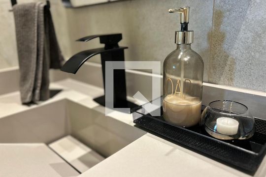 Comprar apartamento com 2 quartos, churrasqueira e permite animais de estimação. Ideal para você e sua família! — Detalhe do Banheiro da Suite