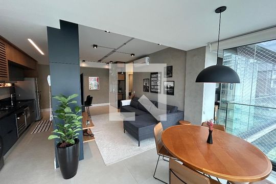 Comprar apartamento com 2 quartos, churrasqueira e permite animais de estimação. Ideal para você e sua família! — Sala