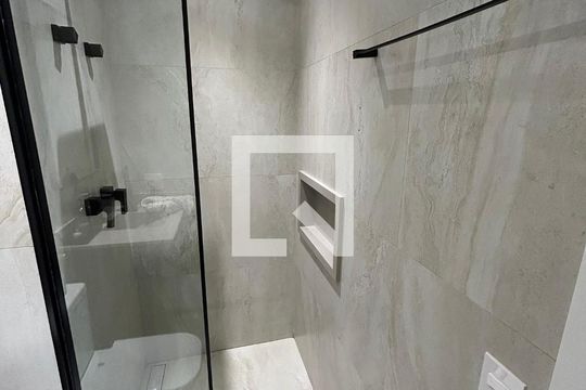 Comprar apartamento com 2 quartos, churrasqueira e permite animais de estimação. Ideal para você e sua família! — Detalhe do Banheiro da Suite