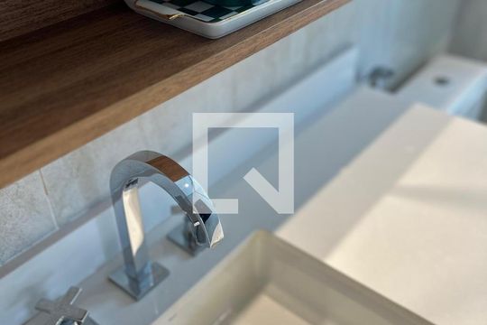 Comprar apartamento com 2 quartos, churrasqueira e permite animais de estimação. Ideal para você e sua família! — Banheiro