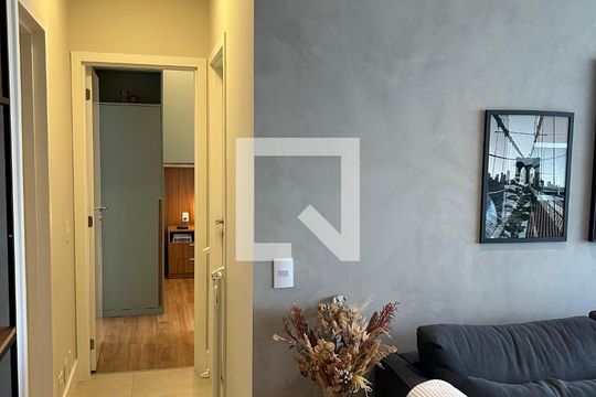 Comprar apartamento com 2 quartos, churrasqueira e permite animais de estimação. Ideal para você e sua família! — Corredor para os quartos