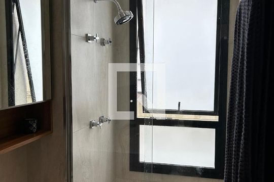 Comprar apartamento com 2 quartos, churrasqueira e permite animais de estimação. Ideal para você e sua família! — Banheiro
