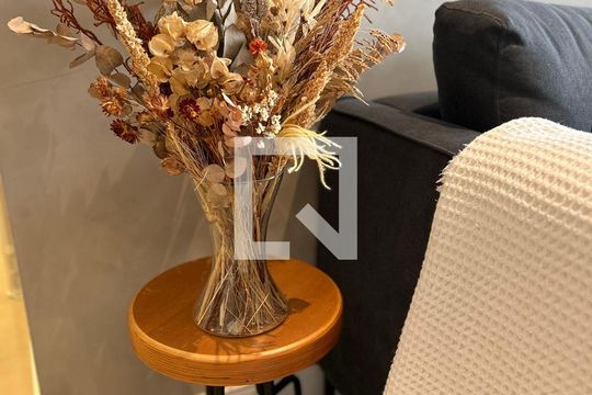 Comprar apartamento com 2 quartos, churrasqueira e permite animais de estimação. Ideal para você e sua família! — Sala