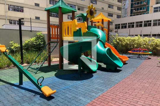 Comprar apartamento com 2 quartos, churrasqueira e permite animais de estimação. Ideal para você e sua família! — Área Comum - Playground