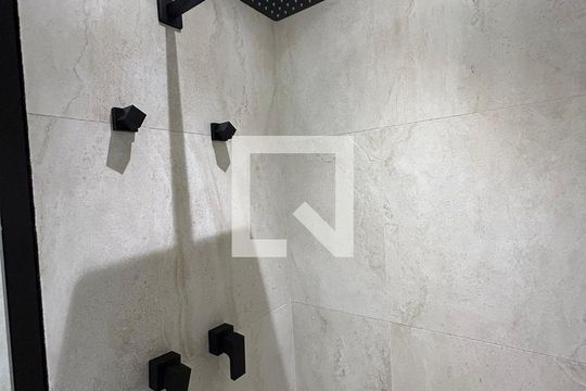 Comprar apartamento com 2 quartos, churrasqueira e permite animais de estimação. Ideal para você e sua família! — Detalhe do Banheiro da Suite