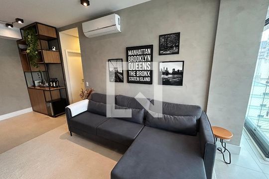 Comprar apartamento com 2 quartos, churrasqueira e permite animais de estimação. Ideal para você e sua família! — Sala