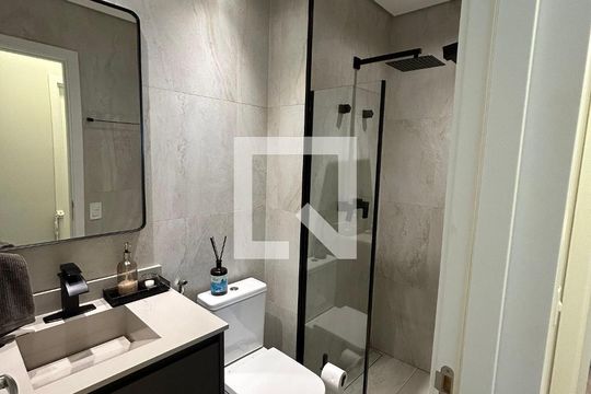 Comprar apartamento com 2 quartos, churrasqueira e permite animais de estimação. Ideal para você e sua família! — Detalhe do Banheiro da Suite