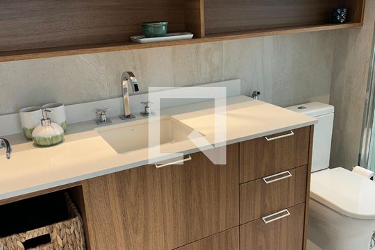 Comprar apartamento com 2 quartos, churrasqueira e permite animais de estimação. Ideal para você e sua família! — Banheiro