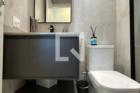 Comprar apartamento com 2 quartos, churrasqueira e permite animais de estimação. Ideal para você e sua família! — Detalhe do Banheiro da Suite