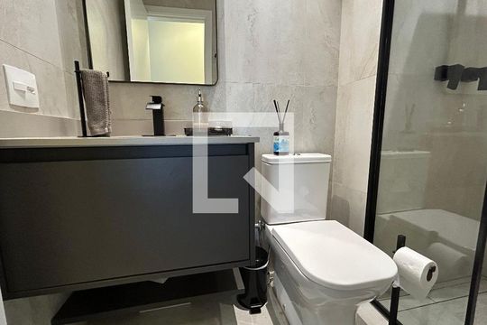 Comprar apartamento com 2 quartos, churrasqueira e permite animais de estimação. Ideal para você e sua família! — Detalhe do Banheiro da Suite