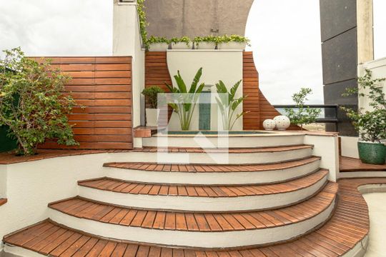 Venda de apartamento mobiliado com 2 quartos, quintal e piscina no condomínio. — Cobertura