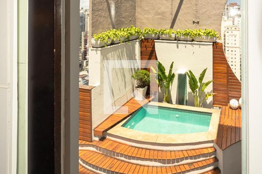 Venda de apartamento mobiliado com 2 quartos, quintal e piscina no condomínio. — Suíte 1
