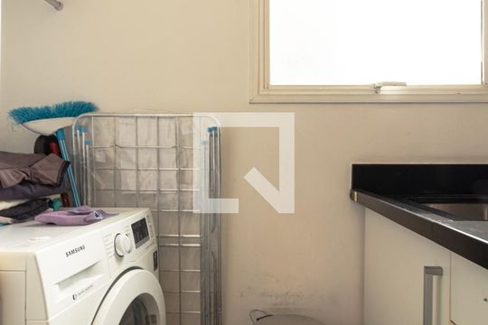 Venda de apartamento mobiliado com 2 quartos, quintal e piscina no condomínio. — Área de Serviço