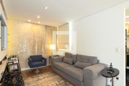 Venda de apartamento mobiliado com 2 quartos, quintal e piscina no condomínio. — Sala