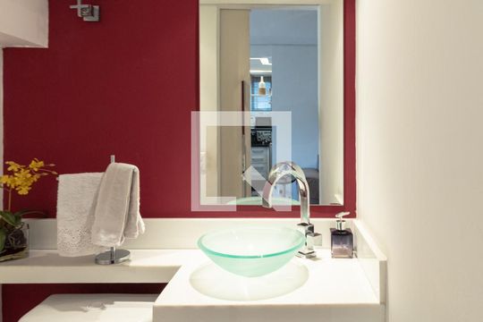 Venda de apartamento mobiliado com 2 quartos, quintal e piscina no condomínio. — Lavabo
