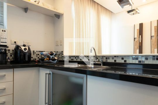 Venda de apartamento mobiliado com 2 quartos, quintal e piscina no condomínio. — Cozinha