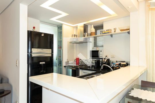 Venda de apartamento mobiliado com 2 quartos, quintal e piscina no condomínio. — Cozinha