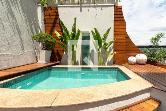 Venda de apartamento mobiliado com 2 quartos, quintal e piscina no condomínio. — Cobertura