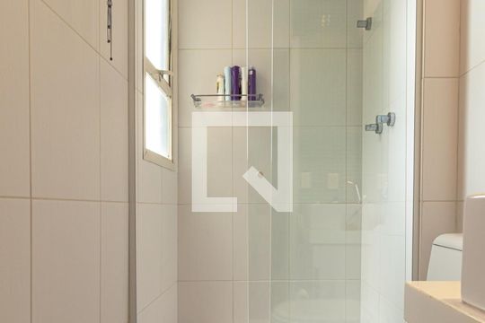 Venda de apartamento mobiliado com 2 quartos, quintal e piscina no condomínio. — Banheiro da Suíte 2