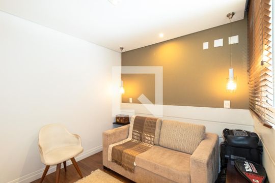 Venda de apartamento mobiliado com 2 quartos, quintal e piscina no condomínio. — Suíte 2