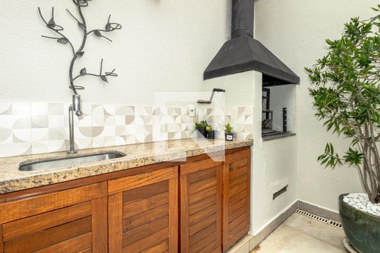 Venda de apartamento mobiliado com 2 quartos, quintal e piscina no condomínio. — Cobertura