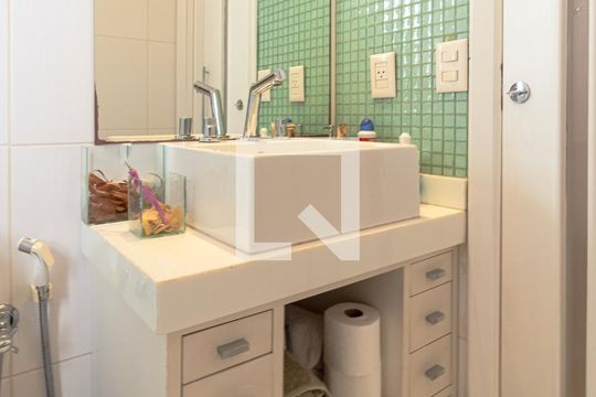 Venda de apartamento mobiliado com 2 quartos, quintal e piscina no condomínio. — Banheiro da Suíte 2