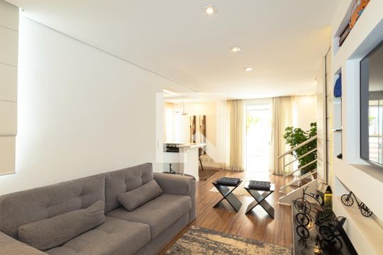 Venda de apartamento mobiliado com 2 quartos, quintal e piscina no condomínio. — Sala