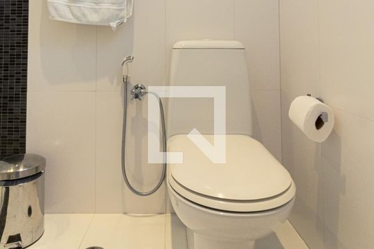 Venda de apartamento mobiliado com 2 quartos, quintal e piscina no condomínio. — Banheiro da Suíte 1