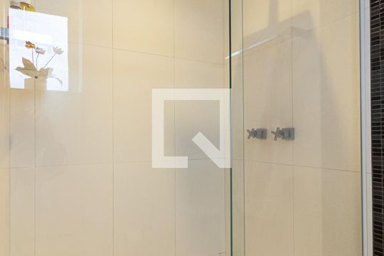 Venda de apartamento mobiliado com 2 quartos, quintal e piscina no condomínio. — Banheiro da Suíte 1
