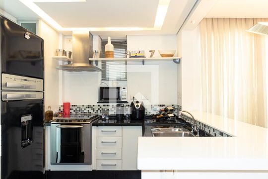 Venda de apartamento mobiliado com 2 quartos, quintal e piscina no condomínio. — Cozinha