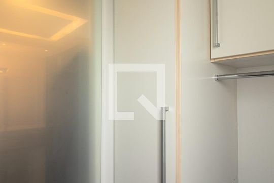 Venda de apartamento mobiliado com 2 quartos, quintal e piscina no condomínio. — Área de Serviço