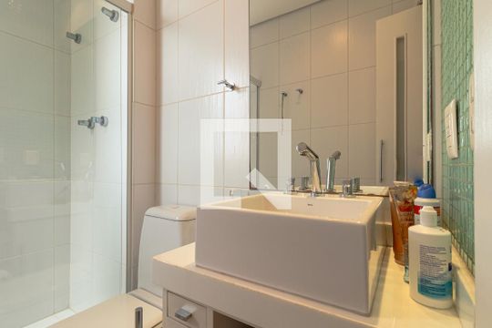 Venda de apartamento mobiliado com 2 quartos, quintal e piscina no condomínio. — Banheiro da Suíte 2