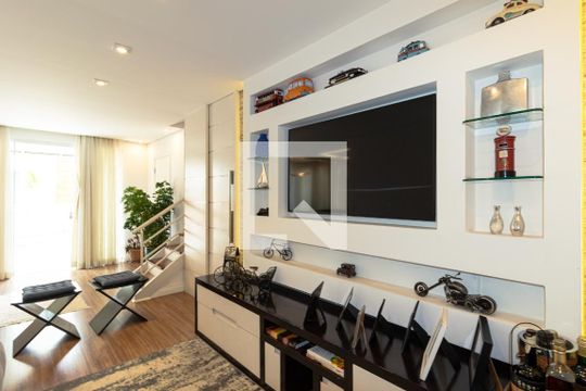 Venda de apartamento mobiliado com 2 quartos, quintal e piscina no condomínio. — Sala