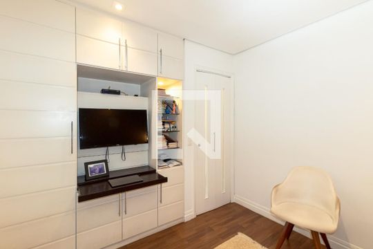 Venda de apartamento mobiliado com 2 quartos, quintal e piscina no condomínio. — Suíte 2