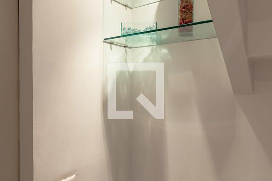 Venda de apartamento mobiliado com 2 quartos, quintal e piscina no condomínio. — Lavabo