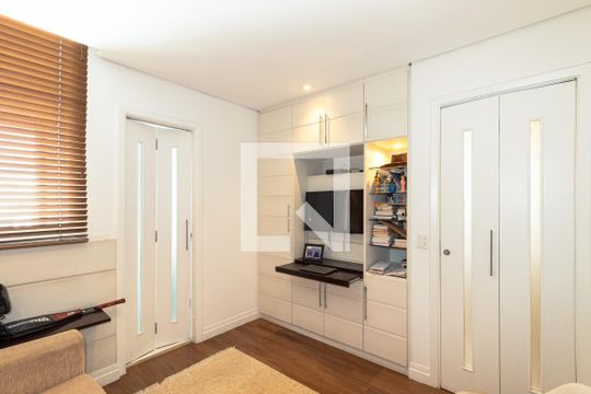 Venda de apartamento mobiliado com 2 quartos, quintal e piscina no condomínio. — Suíte 2