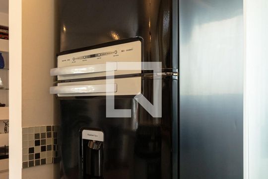 Venda de apartamento mobiliado com 2 quartos, quintal e piscina no condomínio. — Cozinha