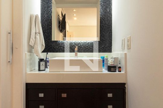 Venda de apartamento mobiliado com 2 quartos, quintal e piscina no condomínio. — Banheiro da Suíte 1