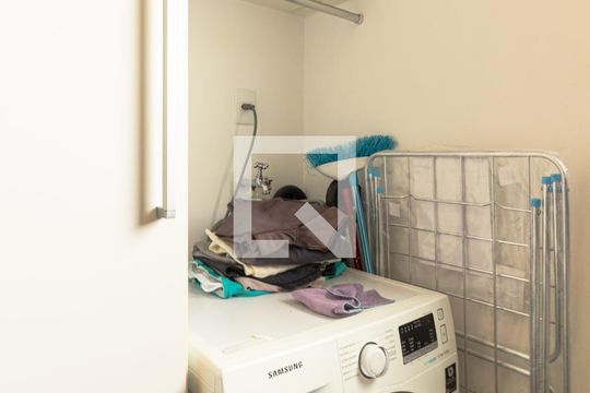 Venda de apartamento mobiliado com 2 quartos, quintal e piscina no condomínio. — Área de Serviço